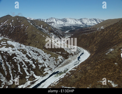 Un relevé de rapaces effectué en mai 2013 dans les montagnes Kilbuck, dans le refuge faunique national du delta du Yukon, a utilisé l'observation aérienne pour surveiller les populations d'oiseaux et les conditions de l'habitat. Banque D'Images