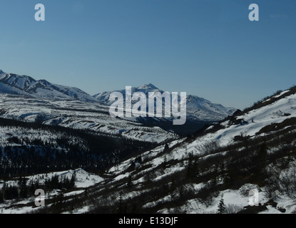 Un relevé effectué en mai 2013 au-dessus des montagnes Kilbuck, dans le refuge national de faune du delta du Yukon, pour des rapaces comme les KSowl. Les relevés aériens sont essentiels pour surveiller les populations fauniques et comprendre la répartition des espèces dans les habitats éloignés. Banque D'Images