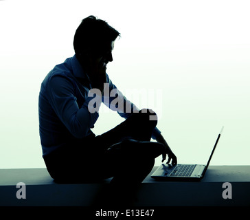 Portrait de l'homme d'affaires avec ordinateur portable Banque D'Images