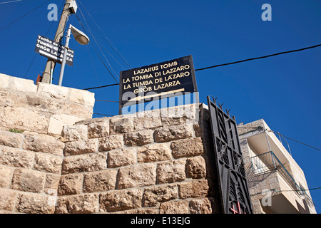 Signer pour le tombeau de Lazare dans la ville cisjordanienne de al-Eizariya, traditionnellement identifié comme le village biblique de Béthanie Banque D'Images