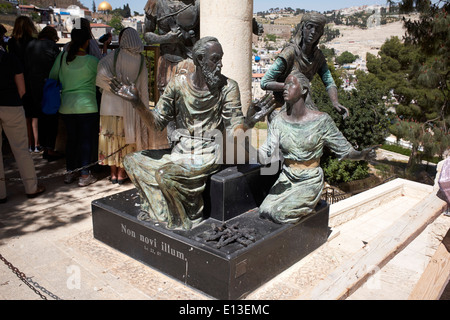 Statue de Peter niant Jésus à l'église de Saint Pierre à Gallicantu, Jérusalem, Israël, Terre Sainte Banque D'Images