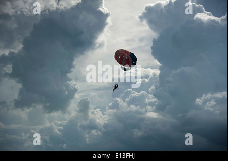 Parapente en pluies de mousson et les nuages de tempête sur la plage de Batu Feringgi, l'île de Penang, Malaisie, Asie du Sud Est Banque D'Images