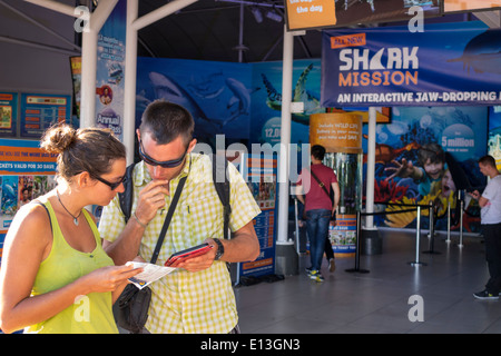 Sydney Australie,Darling Harbour,port,SEA LIFE Aquarium de Sydney,entrée,homme hommes,femme femmes,couple,recherche,informations,brochure Banque D'Images