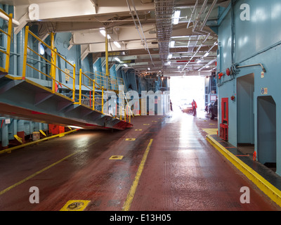 Voitures chargement sur un ferry, Québec, Canada Banque D'Images