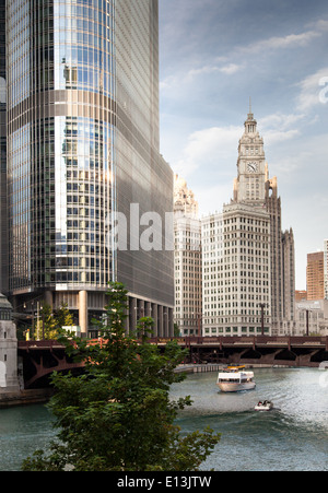 Gratte-ciel à bord de l'eau, La Salle Street Bridge, Wrigley Buildi Banque D'Images