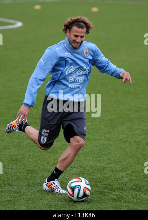 Montevideo, Uruguay. 21 mai, 2014. Joueur de l'équipe nationale de l'Uruguay Diego Forlan prend part au cours d'une session de formation à la veille de la Coupe du Monde de football, à l'Uruguay Celeste complexe, à Montevideo, capitale de l'Uruguay, le 21 mai 2014. © Nicolas Celaya/Xinhua/Alamy Live News Banque D'Images