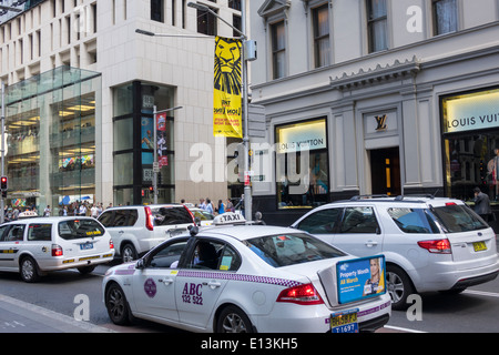 Sydney Australie,Nouvelle-Galles du Sud,quartier central des affaires,quartier,George Street,taxi,taxi,circulation,Louis Vuitton,shopping shopper shoppers shopping magasins marke Banque D'Images