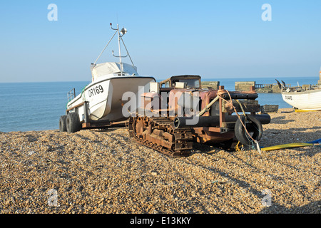 Ancien et nouveau sur Hastings beach UK Banque D'Images