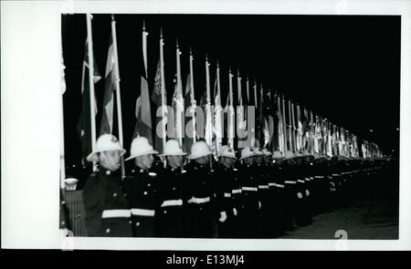 Mars 02, 2012 - White-Helmeted forme policiers provinciaux garde d'honneur en face de drapeaux du monde. Un prélude à l'Exposition Universelle de Montréal ''Expo 67' Banque D'Images