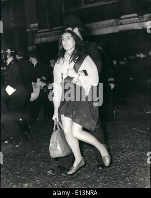 Mar. 22, 2012 - La photo montre la jeune fille démonstrateur est considérée être emportés au cours de la lutte à Trafalgar Square ce soir. Banque D'Images