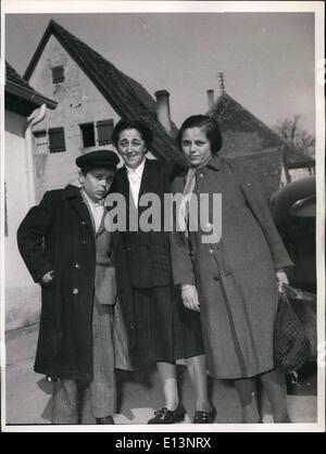 Mar. 22, 2012 - Le Maréchal Tito aidé mère allemande ! Il a envoyé son Chikdern retour : Pendant de longues années les réfugiés allemands-femme Elise Kuhn ont mené un combat désespéré au sujet de leurs enfants. C'est à la fin de la guerre il y a 8 ans quand elle a été séparée par la force de leur part, elle et son mari ont été emmenées par Partoisable yougoslave et remis aux Soviétiques pour un travail dur. En 1946 elle f;conduit à partir de la Russie à la zone soviétique et allemand à partir de là, en 1948 à la Bavière. Après de longues enquêtes elle a finalement appris que ses enfants Susanne et Johann ont été dans des asiles d'orphelin yougoslave Banque D'Images