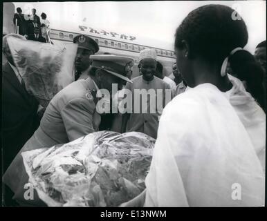 Mar. 22, 2012 - ''bons voisins'' : cette Conference-Daressalaam ans conférence commença le 8 septembre 1972, en présence de six chefs d'état, et les dirigeants de 17 pays impliqués. Les réunions ont lieu à l'hôtel Kilimandjaro. L'Empereur Hailé Sélassié Ier accepte un bouquet de bienvenue. Centre : Le Président Nyerere. Banque D'Images