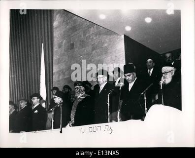 Mar. 22, 2012 - Le temple du roi Salomon : chef rabbin Hertzog, chef spirituel de l'Ashrenal, ou les juifs européens. Le ministre des affaires religieuses, M. Shapira, qui était il y a quelques mois grièvement blessé dans une tentative de bombe de fous dans le Parlement. Le Président de l'Etat M. Y. Ben Zwi. Grand Rabbin Nissim, dont le titre officiel est d'abord en Israël est responsable de l'Est ou sépharade des Juifs. Le Vice-Ministre des affaires religieuses, M. Z. Warhaftig. Le ministre de la poste radio telegraph Monsieur Y. Burg. (De droite à gauche) Banque D'Images