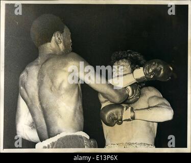 Mar. 22, 2012 - favoriser encore Champion : Bob Foster, Le Monde Light-Heavyweight Champion, ce soir mardi 26 septembre a conservé sa couronne mondiale par frapper à la fois Challenger, Chris Finnegan dans la quatorzième manche de la date programmée de 15 Titre Tound Clash au à l'Empire Pool, Wembley, Londres. Foster (à gauche) est vu piquer une main droite Finnegan's Jaw comme le Challenger essaie de verrouiller le Bliw avec ses gousses. Banque D'Images