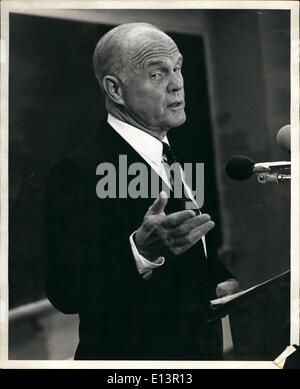 Mar. 22, 2012 - décembre 1983, New York University Graduate School of Business, New York City.:Le sénateur John Glenn s'est rendue à New York aujourd'hui et a tenu une conférence de presse à la New York University Graduate School of Business au cœur du nouveau quartier financier de New York. M. Glenn se onhis a répondu aux questions sur l'homosexualité. La photo montre la réaction après avoir été sénateur Glenss aked à quel âge il a consciemment choisi pour être droits plutôt que d'être gay. Banque D'Images