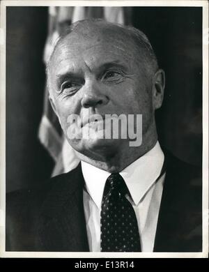 Mar. 22, 2012 - décembre 1983, New York University Graduate School of Business, New York City.:Le sénateur John Glenn s'est rendue à New York aujourd'hui et a tenu une conférence de presse à la New York University Graduate School of Business au cœur du nouveau quartier financier de New York. M. Glenn se onhis a répondu aux questions sur l'homosexualité. Photo montre Senetor Glenn avant sa conférence de presse Banque D'Images