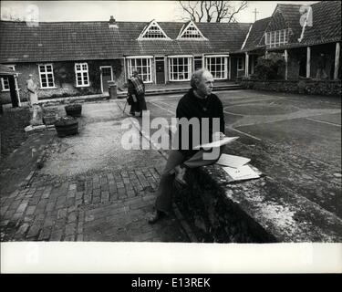 27 mars 2012 - Maître de la musique de la Reine compose l'hymne du Jubilé dans le pays occidental Friary Malcolm Williamson, 44 ans Maître australien au Mustick de la Reine, se remidit à la paix d'un frère franciscain près de Sherborne dans Dorset pour composer un hymne en l'honneur du Jubilé d'argent de la Reine. Malcolm est le premier australien à détenir le poste honorifique d'environ 100 par an, anciennement détenu par Sir Arthur Bliss pendant 22 ans. Pour assurer son isolement complet, il a même eu le téléphone coupé dans la chambre où il vit, meublé seulement avec un lit, une table et quelques chaises. Banque D'Images