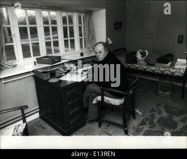 27 mars 2012 - Maître de la musique de la Reine compose l'hymne du Jubilé dans le Friaire de l'Ouest; Malcolm Williamson, Maître australien de 44 ans au Mustick de la Reine, se remidit à la paix d'un Friaire franciscain près de Sherborne dans le Dorset pour composer un hymne en l'honneur du Jubilé d'argent de la Reine. Malcolm est le premier australien à détenir le poste honorifique d'environ 100 par an, anciennement détenu par Sir Arthur Bliss pendant 22 ans. Pour assurer son isolement complet, il a même eu le téléphone coupé dans la chambre où il vit, meublé seulement avec un lit, une table et quelques chaises. Banque D'Images