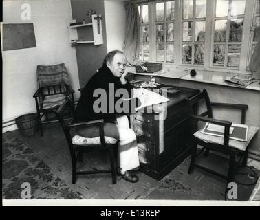 27 mars 2012 - Master Of The Queen's Musick compose l'hymne du Jubilé dans l'Ouest de pays. Malcolm Williamson, 44 ans, maître à la reine d'Australie's Musick, retiré dans le calme d'un monastère Franciscian près de cabriolet dans Dorset pour composer un hymne en l'honneur du jubilé d'argent. Malcolm est le premier à avoir l'Australie livre &100;un an poste honorifique, anciennement détenu par Sir Arthur Bliss pour 22 ans. Afin d'assurer sa réclusion complète, il a même eu le téléphone coupé dans la pièce où il est vivant, seulement meublée d'un lit, une table et quelques chaises. Banque D'Images