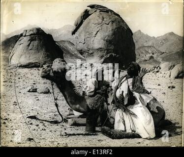 Mar. 27, 2012 - La dévotion dans le désert : Les Bédouins à prier sur les sables du désert, le chameau à côté de lui. L'Arabie Saoudite Banque D'Images