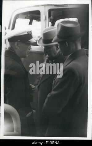 27 mars 2012 - Baron Edmund Von Thermam (centres) l'Ambassadeur allemand en Argentine sur les premiers jours de la guerre à Guilmen près de l'aérodrome (admissibles) Banque D'Images