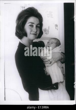 27 mars 2012 - Un couple de Princesse. - Mère et fille -. : La princesse Sophie de Grèce - tient fièrement sa jeune fille - la princesse Hélène - chez elle à Madrid. La princesse Sophie - l'épouse de Don Juan Carlos - l'homme le général Franco mai sur e jour faire roi d'Espagne - insiste sur l'exécution de la plupart des tâches dans le soin de sa progéniture - y compris sa baignade - dans le lavabo-dit-elle - c'est fait pour le job" Banque D'Images