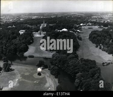 27 mars 2012 - L'âge d'hélicoptère en Belgique ; UN Heli view de Laeken, le Palais Royal belge ; sur le chemin de la capitale, l'hélicoptère a été appelé par la radio du principal aéroport de Bruxelles avec un message qu'un passager il voulait rejoindre le vol pour l'Allemagne de l'Ouest. Le pilote a rapidement modifié sa route, ajoutant que quelques minutes pour le vol et est faite à la terre. Il s'agit d'un service personnel l'hélicoptère peut donner à n'importe quelle ville avec un héliport ou terrain d'atterrissage. Banque D'Images