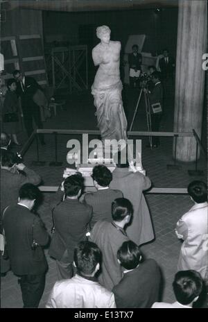 Mar. 27, 2012 - presse japonaise rencontrez Vénus. La Vénus de Milo, l'un des plus célèbres trésors de l'art, a été présenté à la presse japonaise au Musée national des Arts de l'ouest à Ueno, Tokyo après son arrivée par mer de l'hôtel du Louvre à Paris. Le public pourra voir la Vénus de Milo du 8 avril au 17 mai. Photo montre Cameramen japonais photographié et filmé la fameuse statue après avoir été retiré de son emballage de cas. Banque D'Images