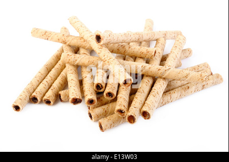 Rouleaux de gaufrettes avec crème au chocolat sur fond blanc Banque D'Images