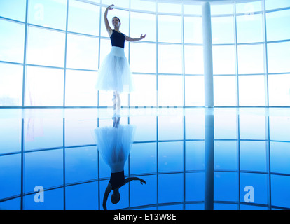 Image de jeune ballerine de garder l'équilibre alors que la formation en salle de sport Banque D'Images