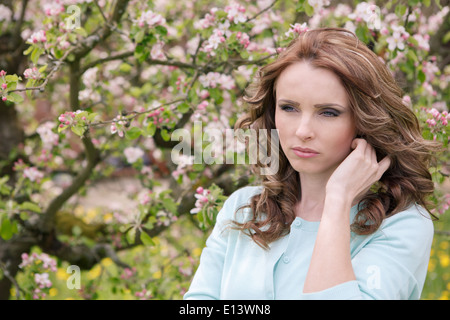 Jeune femme travaillant dans le jardin, Coburg, Allemagne Banque D'Images