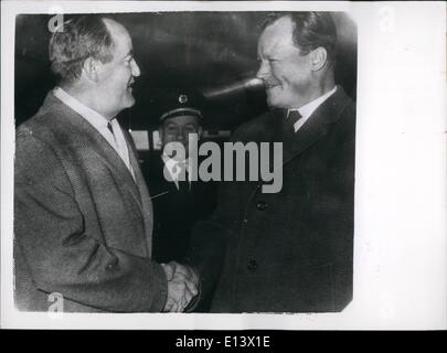 27 mars 2012 - Dernière se déplace dans la crise de Berlin. Le sénateur américain arrive de Genève. Le sénateur américain Hubert Humphrey S. est arrivé ce matin à Berlin pour des entretiens avec le maire de Berlin Ouest - Herr Willy Brandt - sur la situation - à la suite des déclarations soviétique sur l'avenir de la ville. M. Humphrey est venu de Genève. La photo montre le sénateur Hubert Humphrey s (à gauche) et M. Willy Brandt - lorsqu'ils se sont rencontrés à Berlin-Ouest ce matin. Banque D'Images