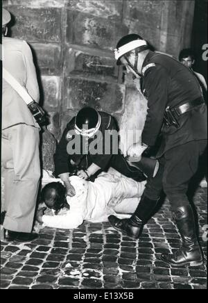 27 mars 2012 - guerre du Vietnam, guerre en Moyen Orient et la guerre à Rome, mais à cause de la chaleur. Un peintre vénézuélien Carlos Aponte, 28 ans, vivant à Rome, ce matin à l'aube a été arrêté par la police parce qu'il prenait un bain dans la Fontaine de Trevi. Au contraire de montrer sa carte d'identité il a battu les policiers. Le résultat le peintre a été envoyé à la prison. Banque D'Images