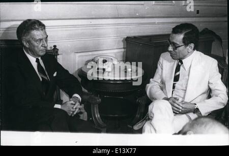 27 mars 2012 - État de l'Egypte Le ministre des Affaires étrangères, M. Boutros Ghali et M. Sol Linowitz, envoyé spécial du président Carter pour le Moyen-Orient, au Caire. Banque D'Images