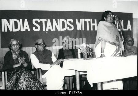 27 mars 2012 - Comité Du Congrès général de l'ensemble de l'Inde Secrétaire Mme Purbi Mukherji à une réunion de solidarité avec l'Angola tenue à Vithalbhai Patel House à New Delhi le Thursday-January 22, 1976. D'autres vu dans les images sont de gauche à droite : Mme Perin Ramesh Chandra, de la paix et l'Organisation de la solidarité, Monsieur H.D. Malviya député, Parti communiste de l'Inde M. Secrétaire général Rajeshwara Rao et sur l'extrême droite M. C. . Raju Dy. Leader du Parti parlementaire du congrès. Banque D'Images