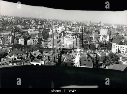 Mar. 27, 2012 - Vue prise de l'intérieur de l'un des grand Tom's trois cadrans. Il montre Ludgate Hill, Fleet Street, St Bride's Church, le palais de justice, etc. Banque D'Images