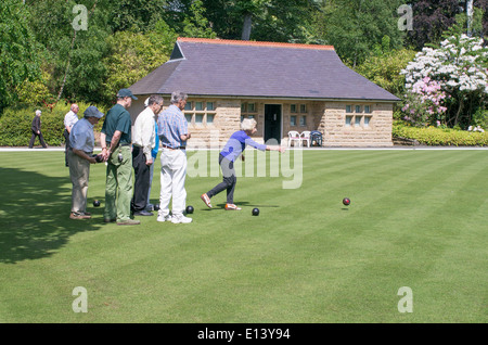 Personnes jouant des boules de vert de couronne à Roundhay Park, Leeds, West Yorkshire, Angleterre, Royaume-Uni Banque D'Images