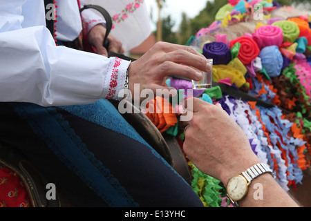 La Route des Rois. Festival de folklore traditionnel en Vlcnov, République tchèque. Recruter prend un verre de slivovitz de prunes. Banque D'Images