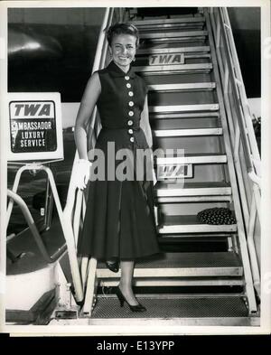 31 mars 2012 - Idle-field Airport N.Y. : Film et TV star Laraine Day arrive ici aujourd'hui par l'ambassadeur TWA flight vient de Los Angeles, elle sera en ville quelques jours, et s'affiche sur un écran TV Quiz Show demain soir. Banque D'Images