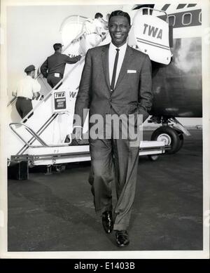 31 mars 2012 - L'Aéroport International de New York, le 28 septembre - Artiste populaire Nat ''King'' cole se dirige vers la Camerapan à l'arrivée par avion de la TWA à partir de Los Angeles. Il est en ville pour le ''Pat Boone Show'' le jeudi et le vendredi de congé pour un engagement de chant à l'Cuez Paree à Chicago. Banque D'Images