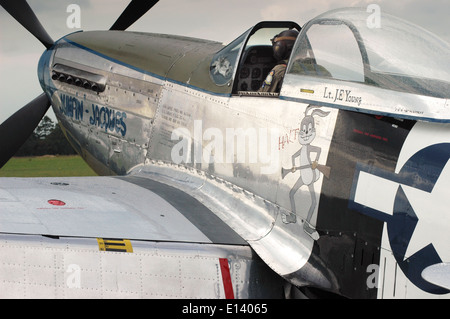 P51D Mustang seconde guerre mondiale fighter la préparation pour le décollage Banque D'Images