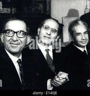 31 mars 2012 - Premier Ministre Dom Mintoff Maltes est à Rome pour rencontrer les gens et la politique italienne, M. Luns, secrétaire de l'OTAN et la ministre de la Défense britannique Lord Corrigan. La photo montre le premier ministre Dom Mintoff et Premier ministre italien Emilio Colombo au cours de la réunion à la Villa Madama, à jour. Le ministre des Affaires étrangères droit Aldo Moko. Banque D'Images