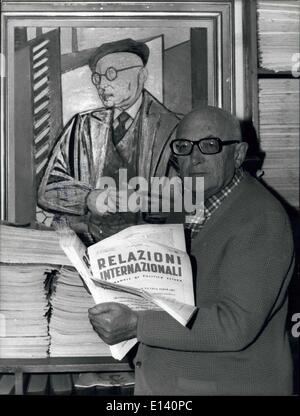 31 mars 2012 - Le socialisme italien ne veut pas voir plus en première ligne le leader populaire Pietro Nenni, maintenant 81. Le Président de la République Giuseppe Saragat le nomme sénateur à vie pour le passé de l'activité parlementaire que nenni, Ministre d'État, exilé en France pendant le Fascisme. Pietro Nenni assiste au le s&EACUTE;ances du Sénat, où chaque son intervention est suivie avec intérêt. Il a passé son temps libre dans sa villa de Formia, à environ 150 km de Rome où il cultive des fleurs et joue à la pétanque , le bowling italien. Banque D'Images