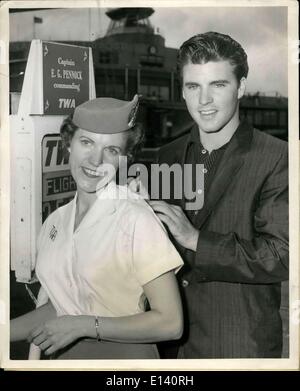 31 mars 2012 - L'aéroport de La Guardia, 2 septembre, Ricky Nelson est représenté en donnant son Martynick TWA Stephenie hôtesse manuscrit avant son départ via TWA. Après une apparition à l'Atlantic City Pier il est en route pour la Foire de l'état de l'Indiana après qu'il s'éteint à Hollywood pour le tournage de télévision et photo suivante l'Wackiest Ship dans le Armyu avec Jack Lemmon. Banque D'Images