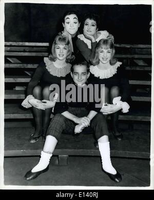 31 mars 2012 - Arrêter le monde. Je veux descendre , Queens Theatre, Londres, le 26 juillet 1961. Anthony Newley et Anna Quayle Stars (dernière ligne) Banque D'Images