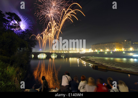 Les gens qui regardent le feu d'artifice des rives de fleuve Po à Turin lors des célébrations de la Saint-Jean. Banque D'Images