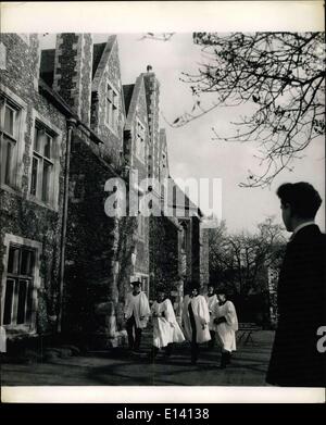 31 mars 2012 - la plus ancienne école publique de Grande-Bretagne, les boursiers de l'école King's School, Canterbury, laissent Meister ers (UNE maison d'embarquement scolaire) pour les matins du dimanche dans la cathédrale : les universitaires portent cette robe traditionnelle spéciale pour la fréquentation matinale dans la cathédrale, qui est le Pape de l'école. Pendant 400 ans, les boursiers de King ont transformé la cathédrale et en sont venus car ils font partie de la fondation autant que n'importe quel canon ou doyen. Chacun est admis dans son bureau par le doyen, et chacun doit prêter serment d'obéissance à un nouvel archevêque. Banque D'Images