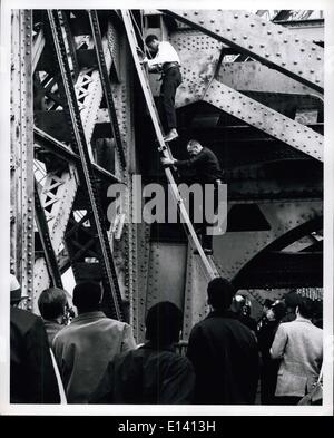 31 mars 2012 - ''flics rechignent Youth's Leap Bridge'' : Pedro Castro, 18 en blanc dépouillé shirt et pieds nus, est abaissé par une échelle de corde vers le bas. Banque D'Images