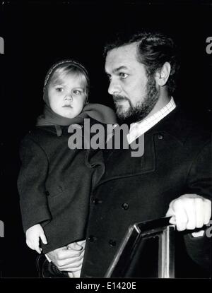 31 mars 2012 - Shopping pour la famille Curtis, acteur américain Tony Curtis, aujourd'hui à Rome pour travailler dans le film ''la ceinture de chasteté'' avec Monica Vitti. Photo montre Tony Curtis apporte sa fille Alexandra vu lors d'un shopping dans la Via Condotti à Rome. Banque D'Images