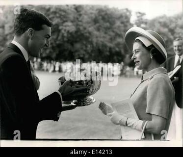 31 mars 2012 - Championnats de croquet de la reine assiste à ce matin : la reine est allé(e) à l'Association Croquet Centenaire Tournoi All-England Club Hurlingham au final. Photo montre la reine présente une tasse à Lt commandant Sinclair après avoir remporté la finale de la centenaire, à Handicap All-England Club Hurlingham aujourd'hui. Banque D'Images